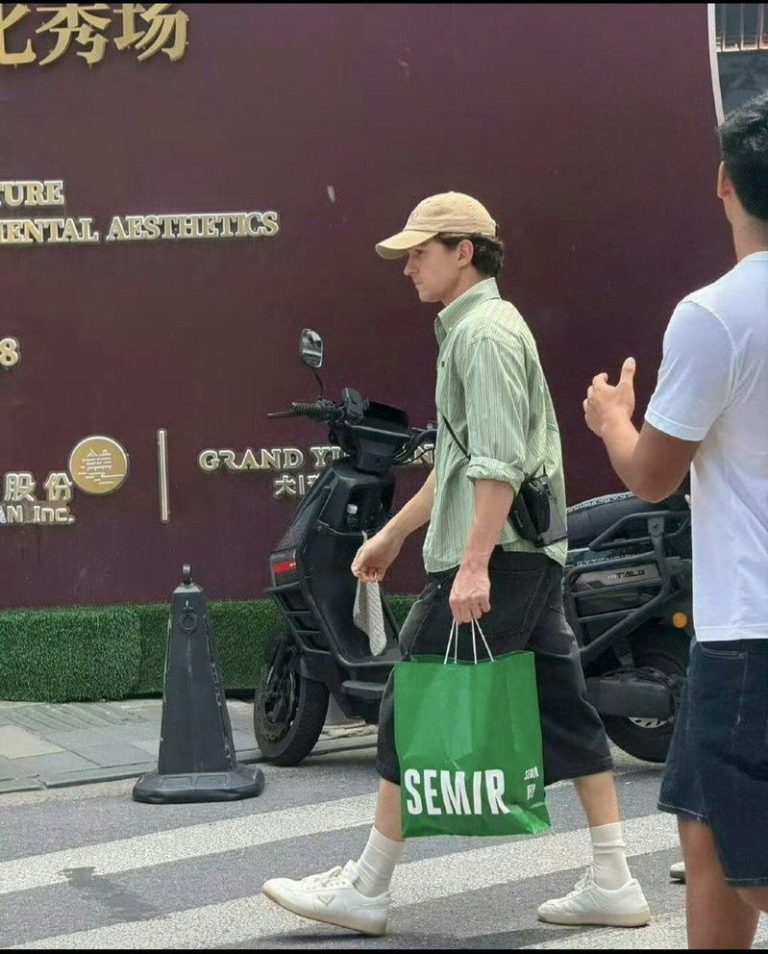 霍兰德在上海逛街期间走进森马门市，挑选并购买一条七分裤，离开时手上提着印有品牌L...