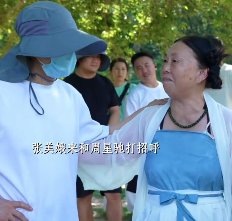 片场外，张美娥(右)和周星驰(左)打招呼。（取材自都市快报）