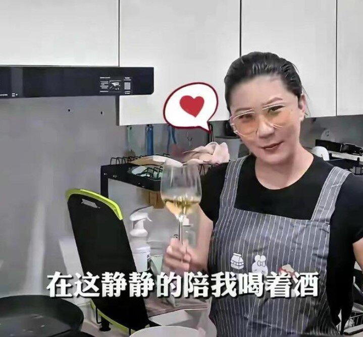 谢贤前女友Coco如今靠直播带货维持生计。(直播截屏)