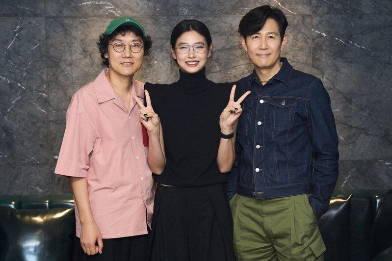导演黄东赫(左)、演员李政宰(右)出席本片放映活动帮郑好娟(中)加油打气。图/采...