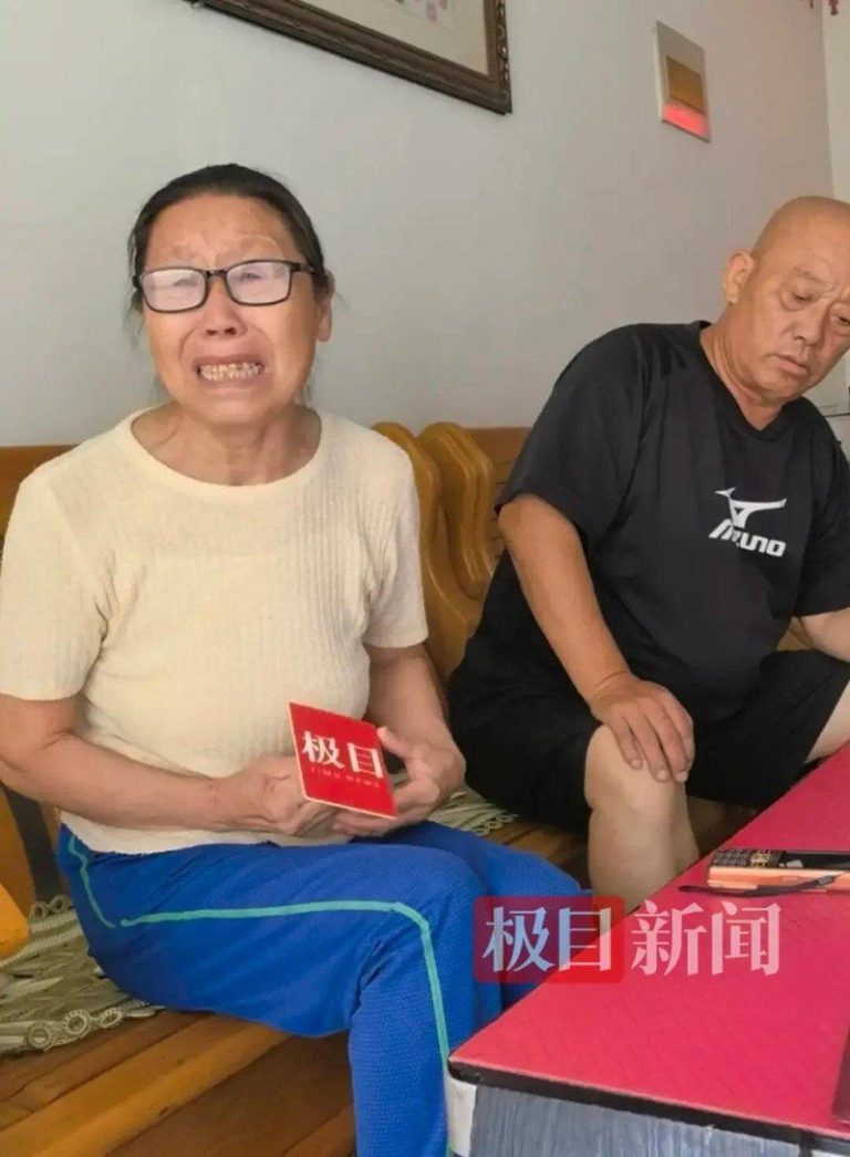 女儿欠债百万为何母须还? 70岁女保洁哭诉打输官司原因 老妇被判替女儿还债百万痛哭。(取材自极目新闻)