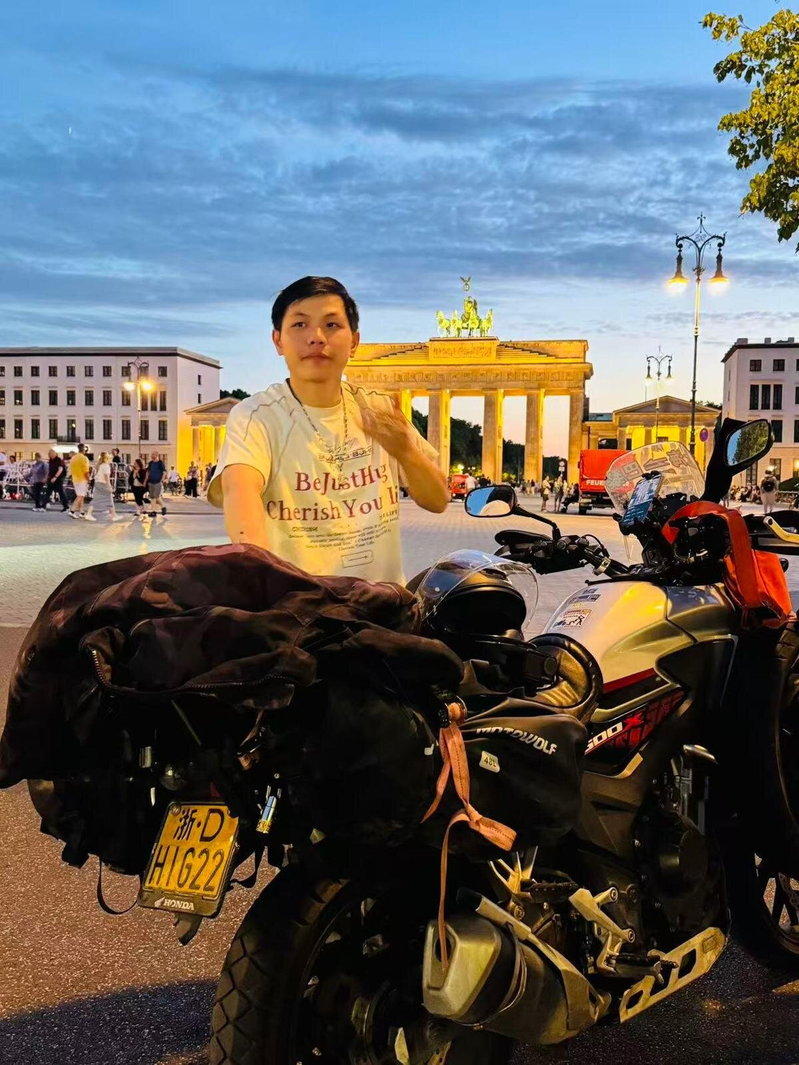 小伙辞职后与女友骑摩托横跨亚欧,一个月骑行万余公里到法国。(取材自极目新闻)