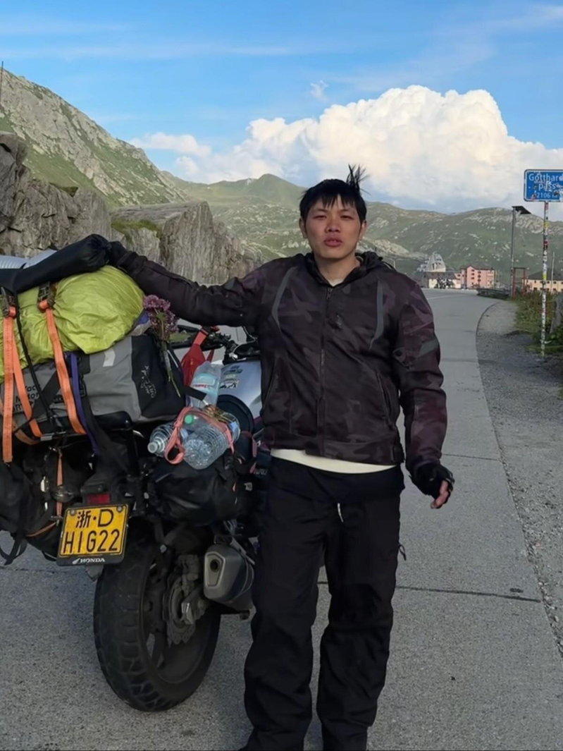 小伙辞职后与女友骑摩托横跨亚欧,一个月骑行万余公里到法国。(取材自极目新闻)