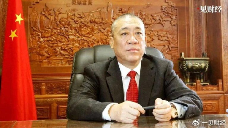 河南民企老板崔培军是「最爱发钱的老板」，因辞退不孝员工被热议。（取材自一见财经微...