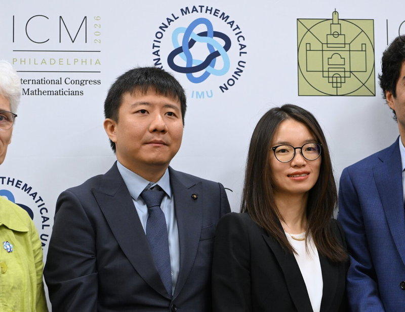 中国青年数学家王虹(右)、邓煜(左)23日获得菲尔兹奖。(新华社) 新华通信社
