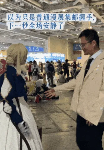 天生没右手 中国少女闯Cos界 用义肢跟人握手…大开玩笑
