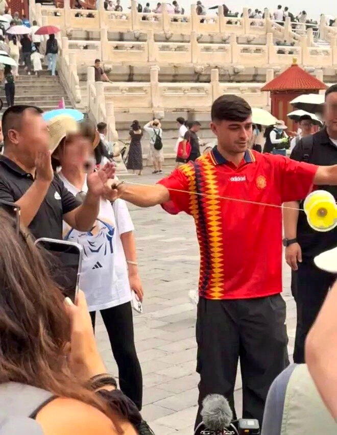 网友偶遇佩德里在天坛体验抖空竹。(取材自极目新闻)