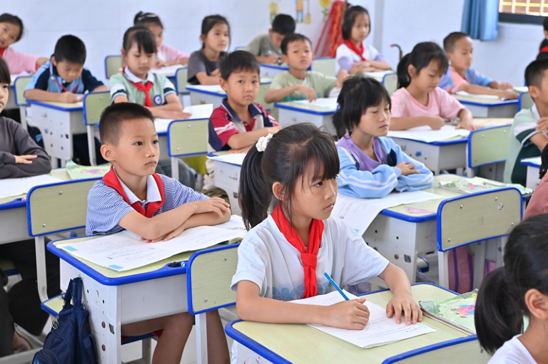 少子化冲击 中国平均每天有22所小学、59所幼儿园消失 受少子化冲击,中国2025年普通小学较上年减少约8,000所,平均每天减少近22...