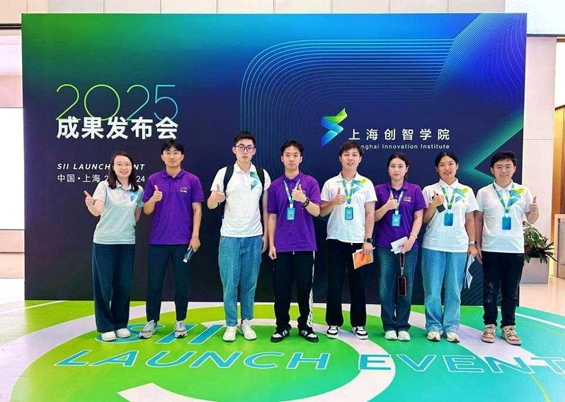 王殿仪（左4）与上海创智学院年轻科研人员。（取材自澎湃新闻／受访者供图）