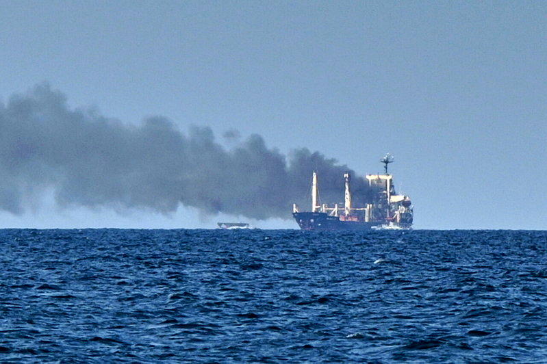 两场战争导致荷莫兹海峡、曼德海峡及黑海航运受阻,威胁全球约四分之一石油供应。图为...
