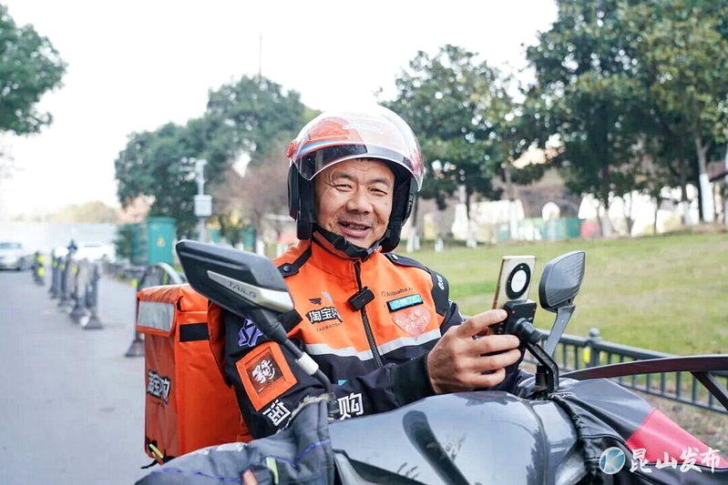 王计兵在获奖后继续送外卖。（取材自微博）