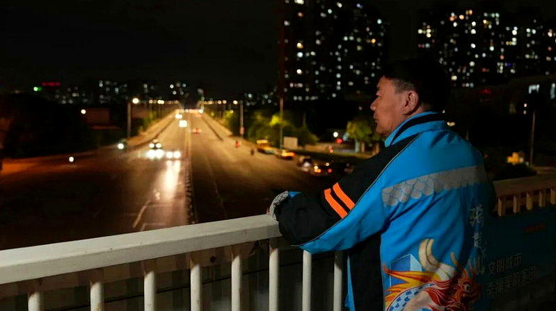 夜间送外卖闲暇等单时的王计兵。（取材自微博）