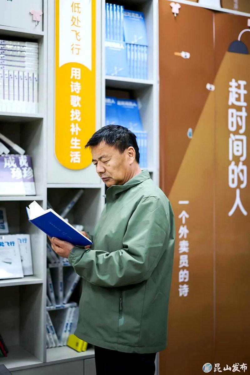 王计兵在他的诗集陈列架旁阅读。（取材自微博）
