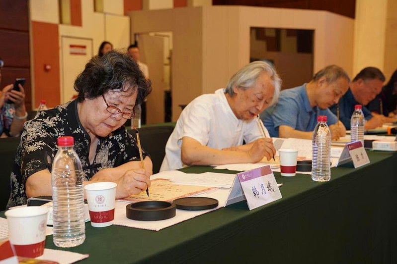 图为退休老教师在为新生手写录取通知书。（新华社数据照片）