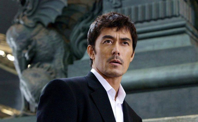 东野圭吾病逝 多部小说改编影视作品 日本影坛天王天后齐声哀悼 「麒麟之翼:新参者剧场版」男主角阿部宽化身东野圭吾笔下刑警「加贺恭一郎」。(图:...