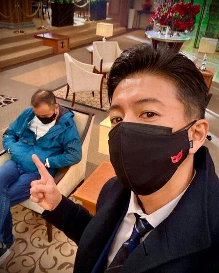 东野圭吾前往探班，结果在等待期间不小心睡着了，木村拓哉见状便偷偷拍下这张合照。（...