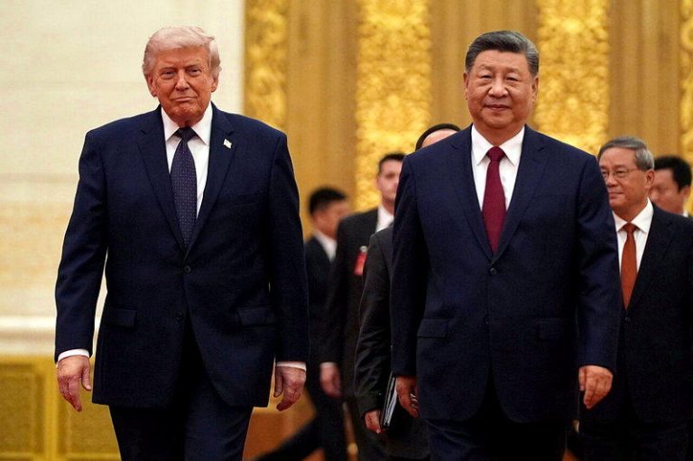 川普总统（左）和中国国家主席习近平5月14日抵达北京人民大会堂出席国宴。(美联社...