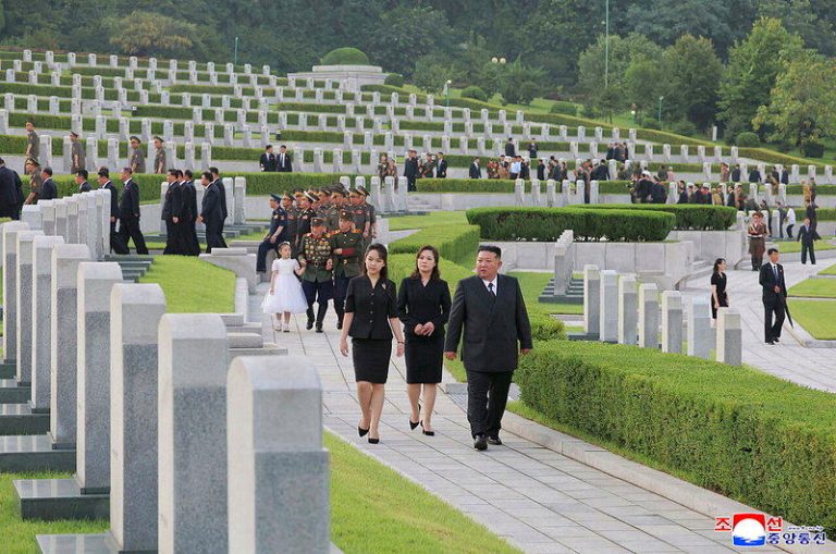 北韩领导人金正恩携夫人李雪主和女儿金主爱26日前往平壤大城山革命烈士陵园，纪念韩...