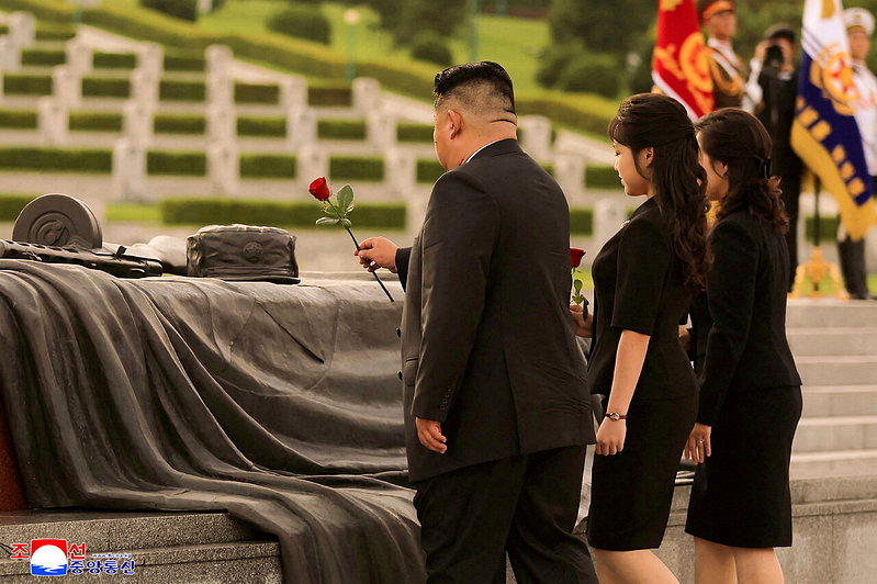 金正恩的女儿金主爱(中)在参拜韩战革命烈士期间，出现在仪式队伍的中心位置。 (朝...