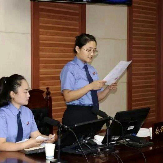检察机关人员陈述嫌犯犯罪经过。(取材自深圳晚报)
