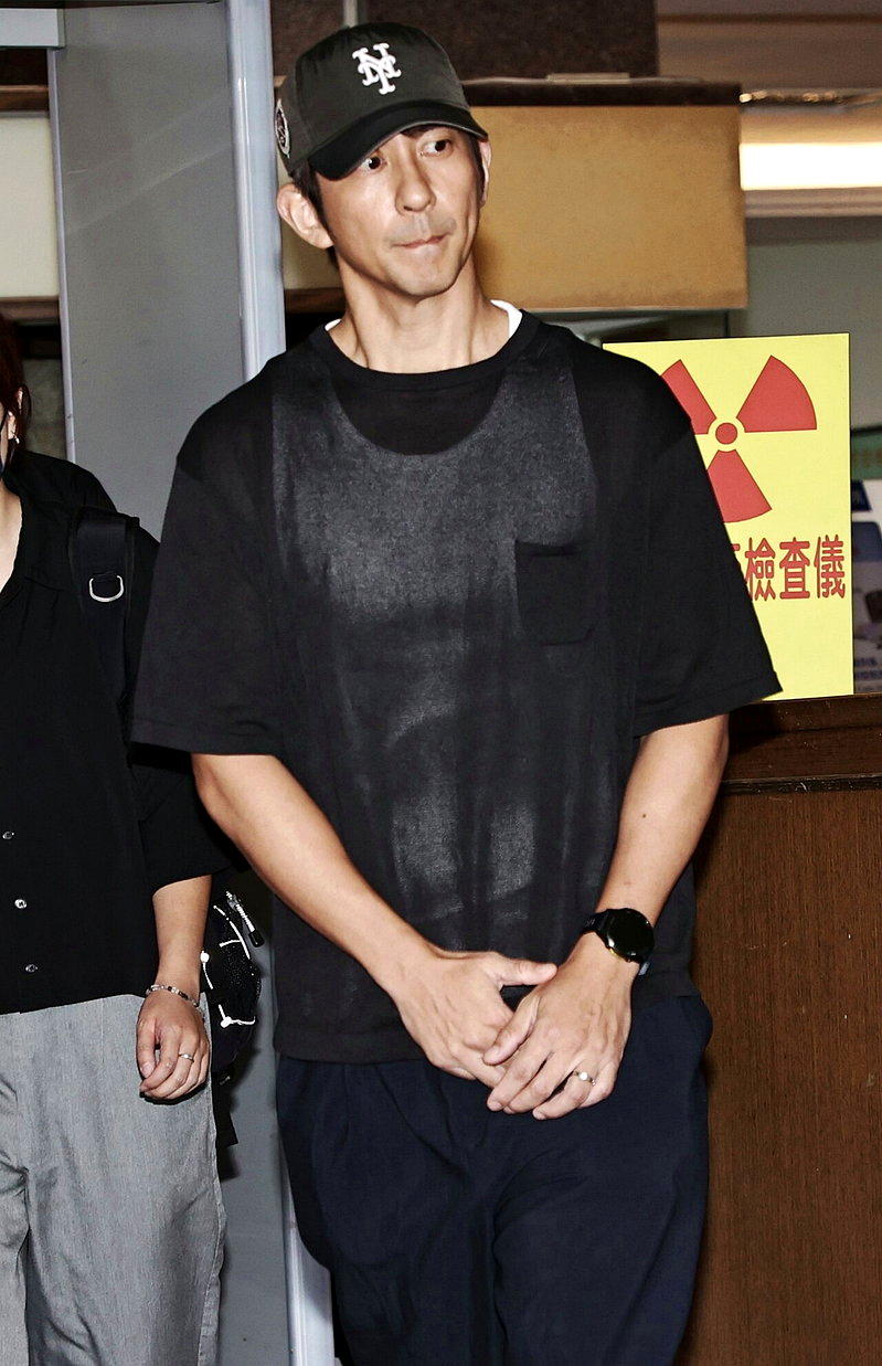 新北地院艺人闪兵案再度开庭,艺人修杰楷出庭时认罪,请求法官轻判6个月以下徒刑及缓...