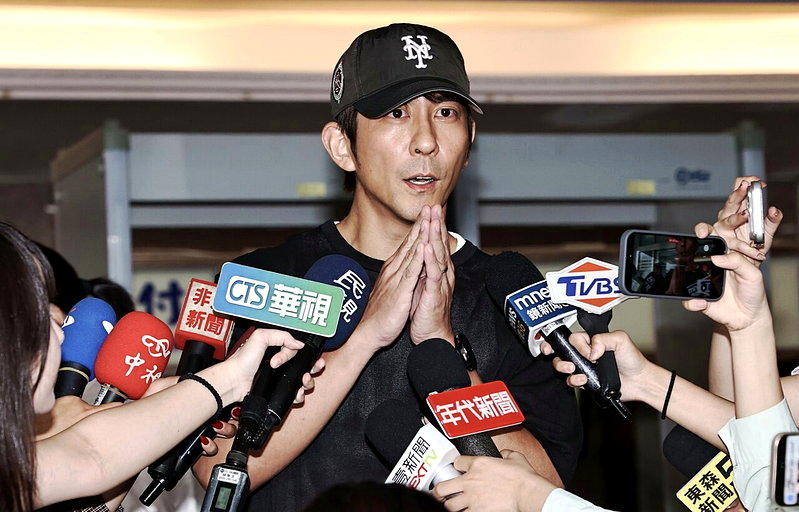 新北地院艺人闪兵案再度开庭,艺人修杰楷出庭时认罪,请求法官轻判6个月以下徒刑及缓...