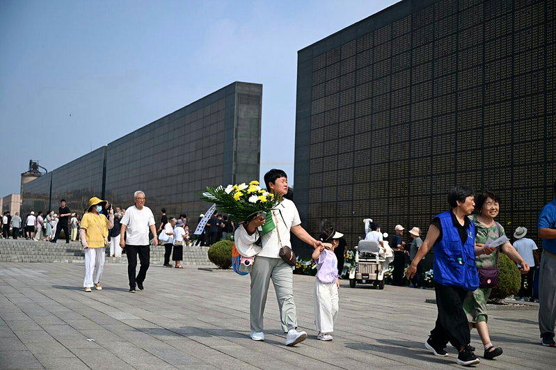 28日恰巧是唐山大地震50周年纪念，不少民众到纪念墙祭奠。（新华社）