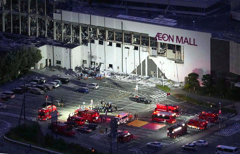 永旺购物中心发生大爆炸后,据报还有人失联,搜救队仍在抢救当中。(美联社)