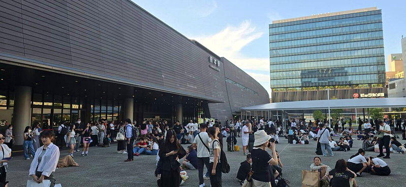 受地震影响,JR列车一度停驶,影响九州交通。照片是熊本车站外的旅客等待列车恢复。...