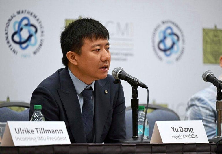 7月23日，中国数学家邓煜在美国费城出席获奖后的记者招待会。（新华社）