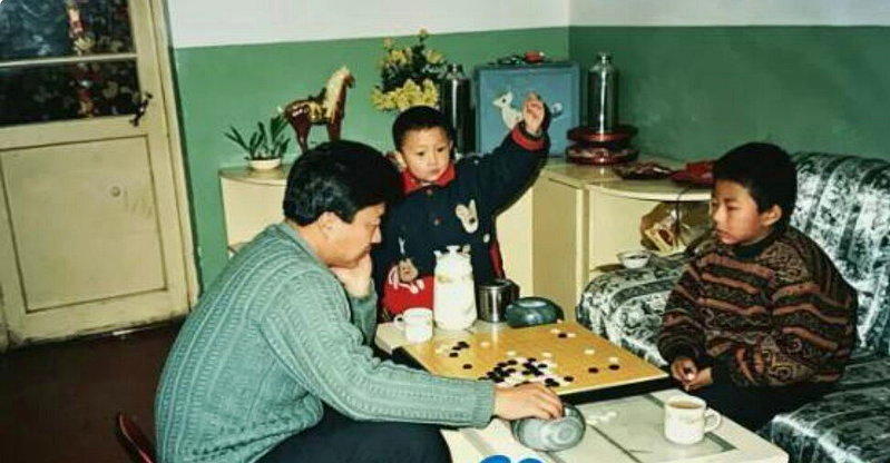 邓煜幼时下棋画面。（取材自大象新闻）