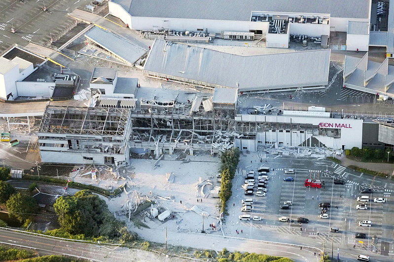 位于熊本县嘉岛町的购物商场「永旺梦乐城」发生大爆炸,几乎全部坍塌,估计仍有不少民...