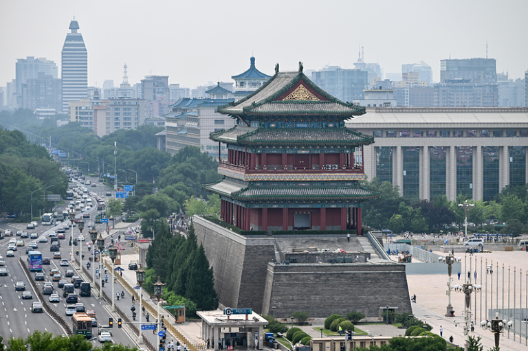 正阳门俗称「前门」，位于北京市中心天安门广场南端，为中国古代城市防御性建筑，也是...