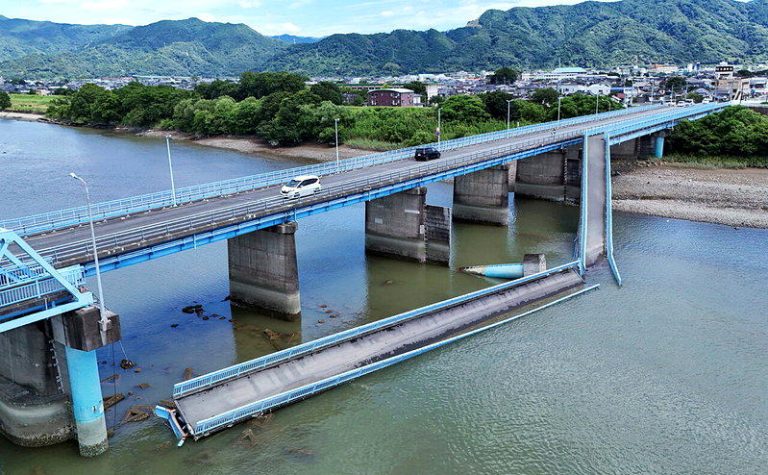 熊本晚间再发生规模5.8地震 最大震度5弱 日本熊本县29日晚再度发生地震。图为28日发生7.1级地震,无人机拍摄的画面显示...
