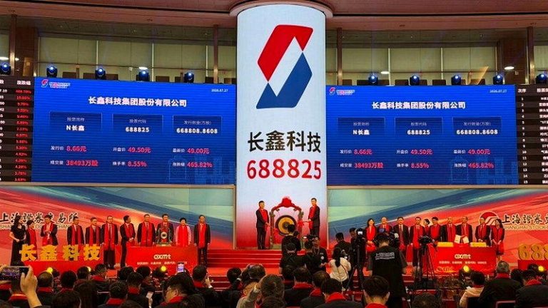 长鑫挂牌╱首日暴涨465% 登A股市值王 背后红产链受瞩目 中国DRAM龙头长鑫科技27日在上海科创板上市,盘中股价一度暴涨超过五倍,收盘上...