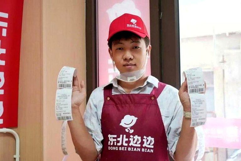 24岁的苗子俊靠一盘水饺闯出一片天。（取材自上观新闻）