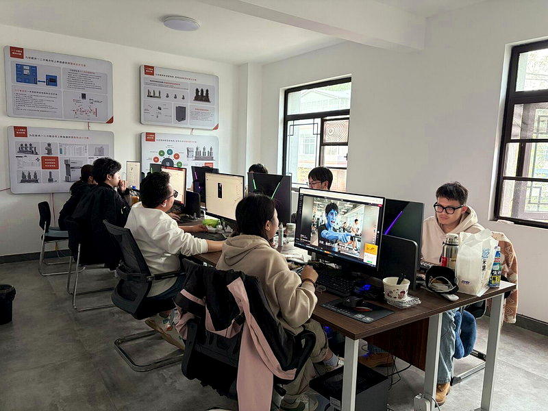图为在「短剧之都」郑州,工作人员在AI辅助下制作微剧。 示意图。(新华社)