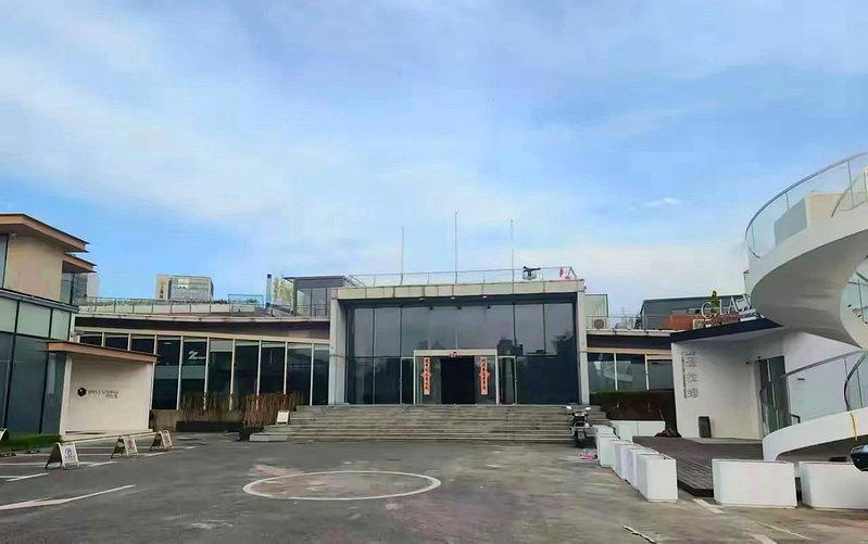 邹市明位于上海黄浦江边的运动体育中心倒闭。(取材自微博)