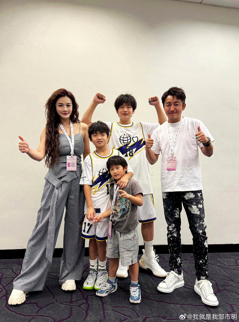 邹市明、冉莹颖和三个儿子合影。(取材自微博)