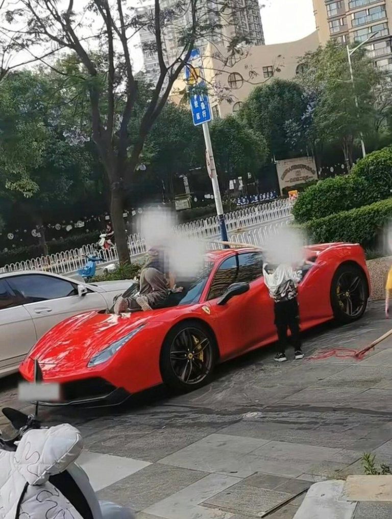 一群孩子在陌生车主的法拉利上玩耍，造成车体外观多处损伤。（取材自微博）