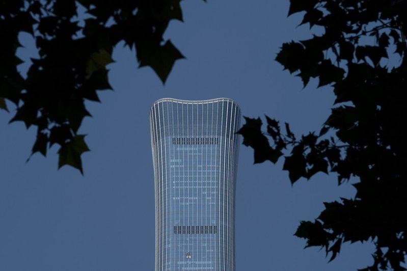 中国6月27日证实一架轻型飞机撞击北京最高建筑中信大厦。(美联社)