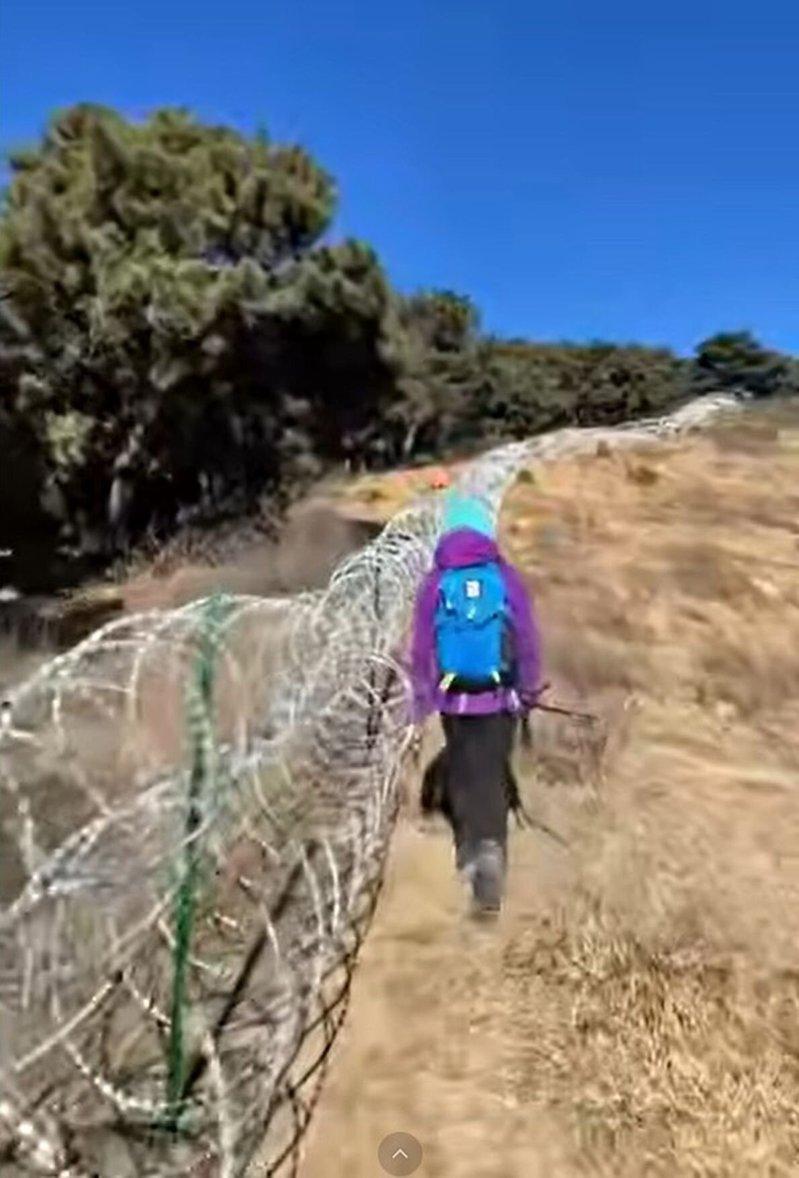 泰山景区设135公里刀片网防驴友闯入,引发争议。(视频截屏)