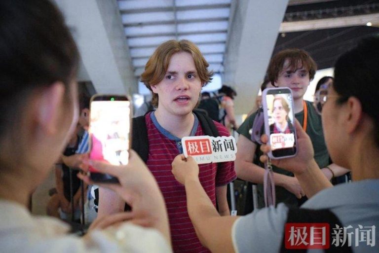 跨越世纪双向奔赴…美飞虎队老兵后代携百名学生访武汉 「飞虎队友谊使者美国青少年湖北行」代表团,7月1日晚间9时20分许顺利抵达武汉。...