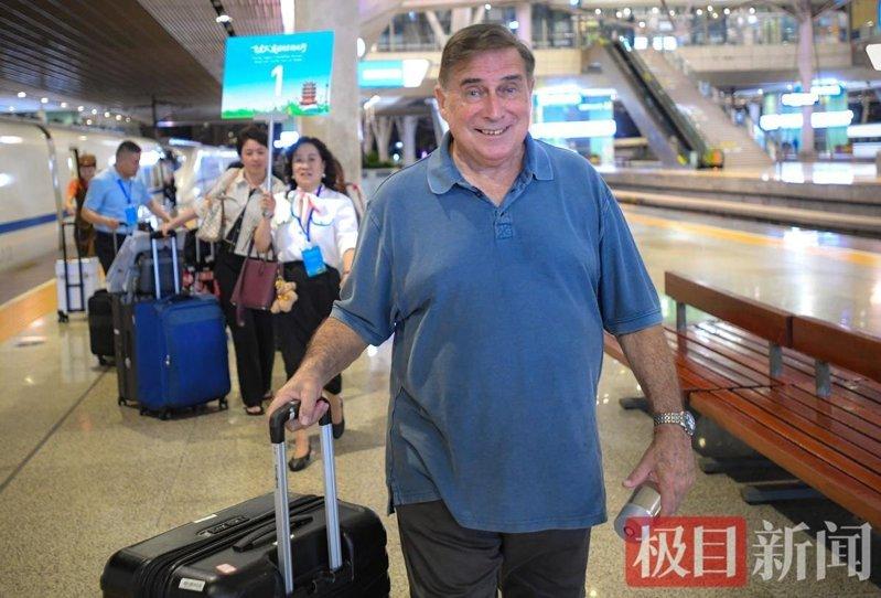 由美中航空遗产基金会主席杰夫·格林率领的「飞虎队友谊使者美国青少年湖北行」代表团...