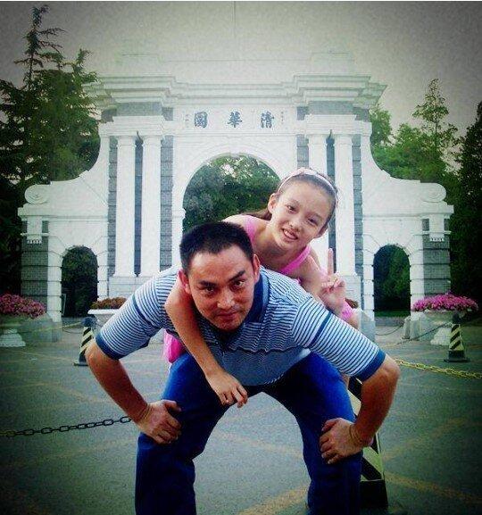 2009年，9岁的伍涵趴在父亲肩头，2026年毕业季，伍涵以清华硕士的身分复刻同...