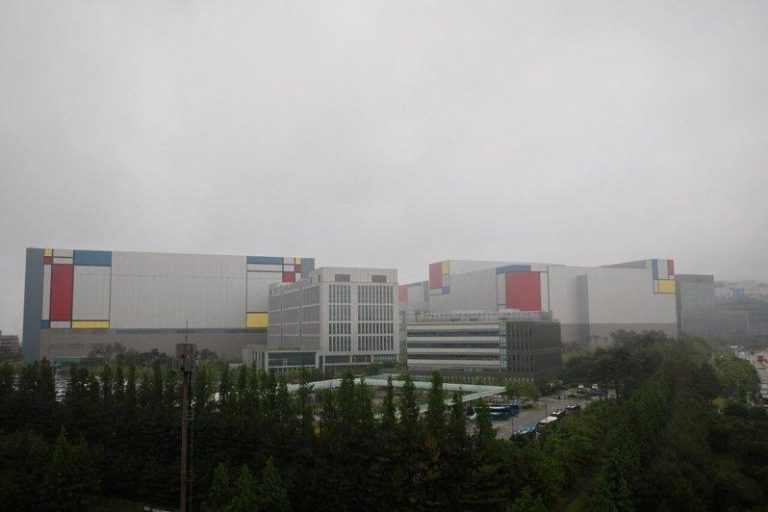 韩媒:三星晶圆代工先进制程近满载 新订单改采配额制 南韩平泽的三星电子半导体厂。(路透)