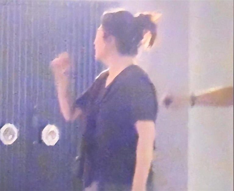 马丽深夜与好友聚餐 圆脸、双下巴被指像「买菜大妈」 马丽被拍到深夜私下聚会,一身随兴打扮被批像大妈。(取材自微博)