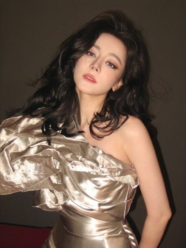迪丽热巴将集满5大女刊单人封面 首位全满贯90花 迪丽热巴为「嘉人Marie Claire」2026年6月刊生日封面拍摄大片。(取...