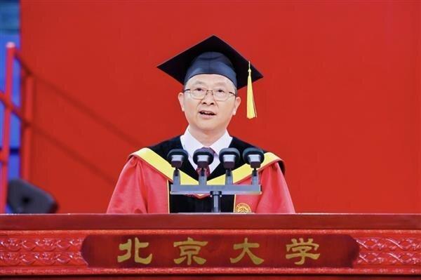 北京大学校长高松3日在2026届毕业典礼致词时,以一个深具启发性的「创造力公式」...