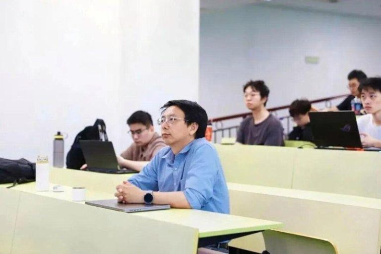 复旦大学让学生出题考AI，有AI模型考了0分。（取材自环球时报）